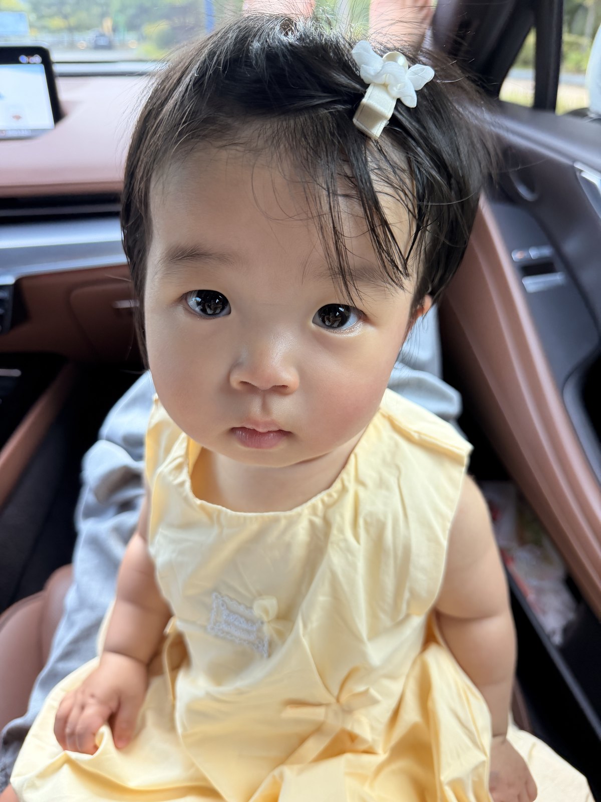 연노란 옷을 입고 카메라를 바라보는 하름이